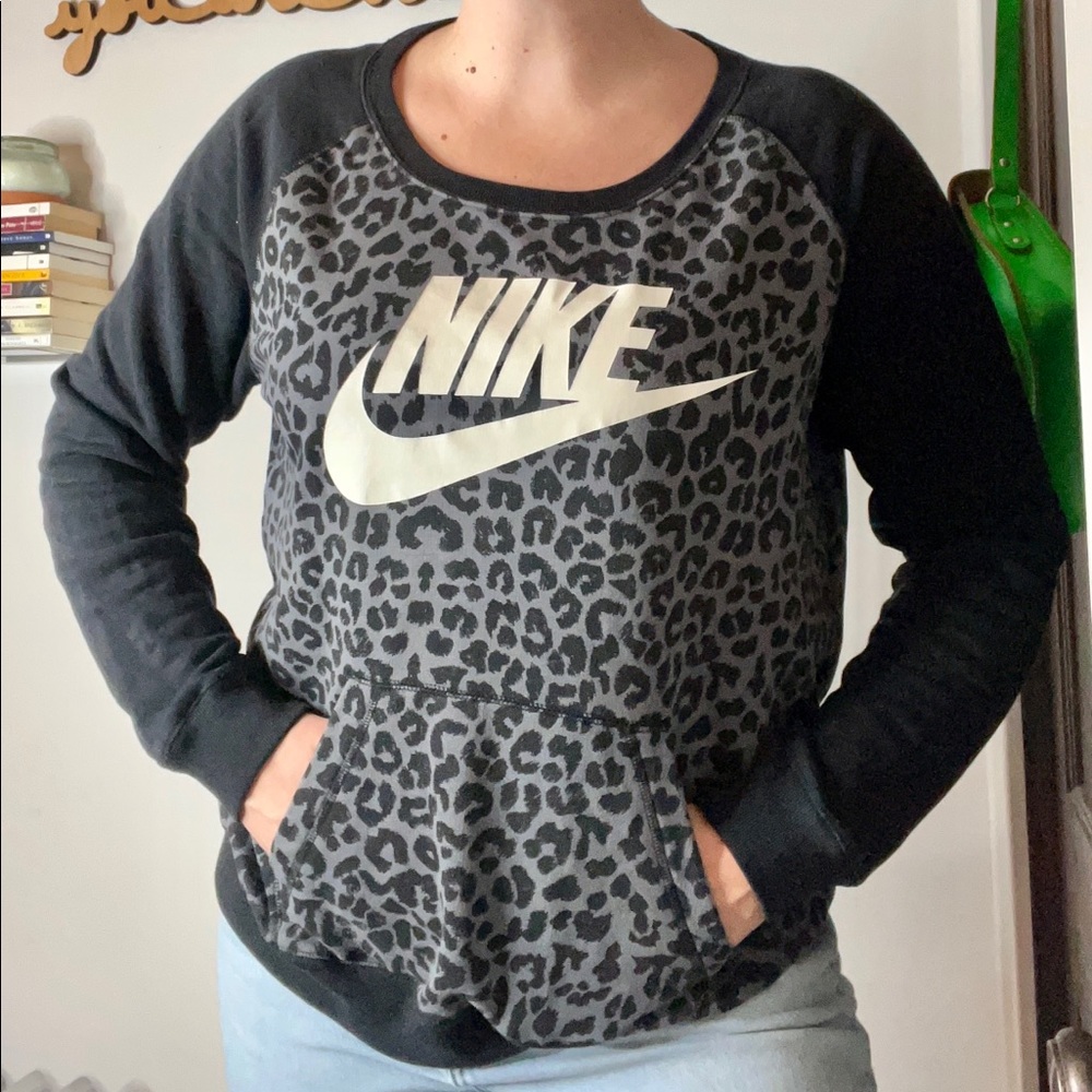 Nike crewneck sweatshirt - gray/black leopard print. Sz XL |  FREE SHIPPING!
